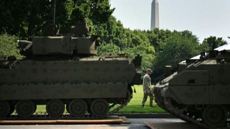 Von Trump gewünschte Militärparade zieht durch Washington