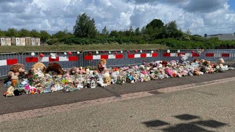Drietal aangehouden voor stelen knuffels gedenkplek Jeffrey en Emma