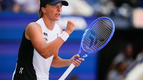 Swift start: Iga Swiatek easily wins at US Open, but she's here to talk about Taylor and Travis