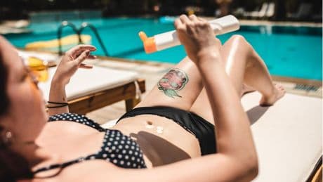 Nicht nur im Sommer : Warum tätowierte Haut einen hohen UV-Schutz braucht