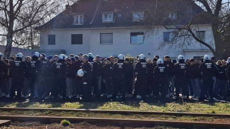 Waren die Maßnahmen rechtswidrig?: Fortuna-Fans klagen gegen Polizeieinsatz vor dem Derby in Köln – das sind die Hintergründe