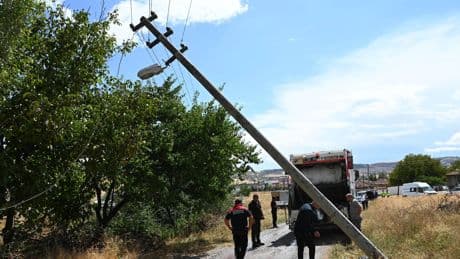 Çöp kamyonu elektrik direğine çarptı: 2 işçi yaralandı