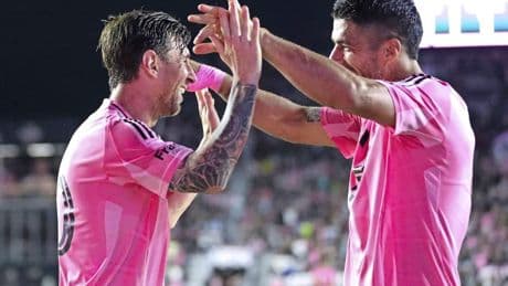 VIDEO Messi en Suarez leven zich uit bij Inter Miami: échte spitsengoals en een piekfijn lobje