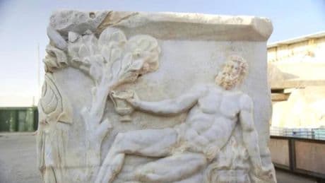 ¿Dionisio y Hércules en una competición de bebida? El increíble sarcófago hallado en Israel