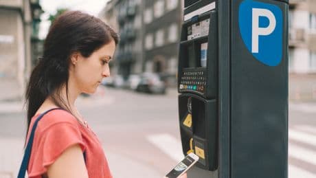 Truffa dei QR code falsi sui parchimetri: come riconoscerli e non farsi ingannare