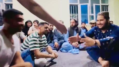 81 ausgeflogene Straftäter: Erste Bilder nach Abschiebung – Taliban inszenieren herzlichen Empfang
