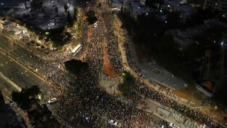Netanyahu’nun evinin önünde protesto: Esirleri eve getirin