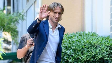 Modric-Milan, è ufficiale: visite mediche, firma e saluto ai compagni. Indosserà la maglia numero 14