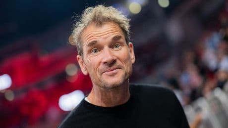 Platzverweis in Hongkong: Jens Lehmann fliegt bei Promi-Turnier nach fünf Minuten vom Platz