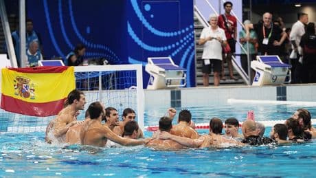 España despide a Felipe Perrone con un oro mundial de película