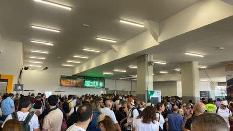 Preocupación y nervios entre los pasajeros tras paralizarse los trenes en Chamartín: "Hay un pánico colectivo"