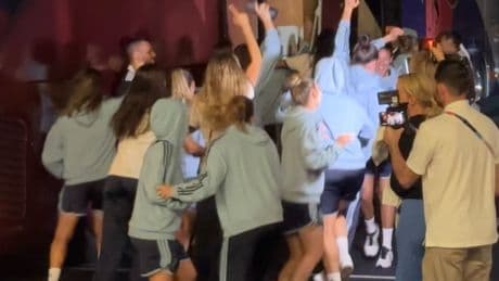 Demütigung nach Abpfiff - Spanien-Stars feiern hinter DFB-Bus