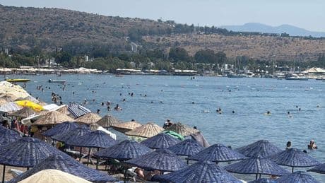 Bodrum kavruluyor: Hava sıcaklığı 38 dereceye ulaştı, plajlar doldu taştı