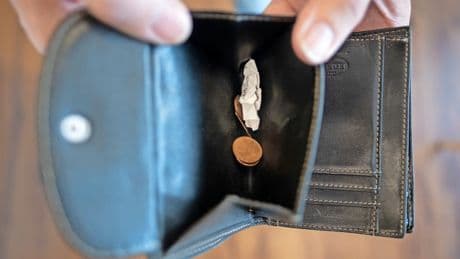 Geldprobleme: Ältere Menschen deutlich stärker verschuldet als jüngere