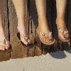 1 van deze 10 zomerschoenen heb jij vast ook, maar zijn ze eigenlijk wel gezond? Podoloog geeft uitleg