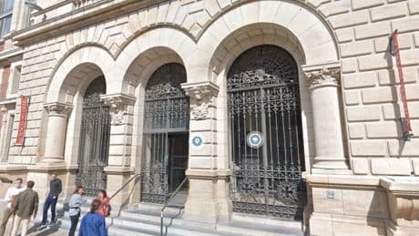 Francia expulsa a una estudiante de Gaza llegada con una beca por los mensajes antisemitas que había publicado en redes