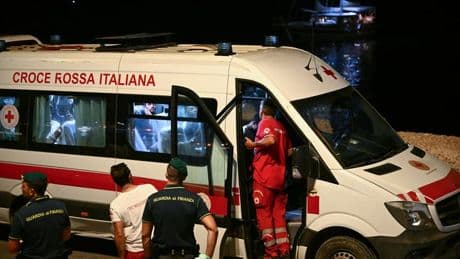Naufrage de migrants à Lampedusa: au moins 27 morts selon un nouveau bilan, les recherches se poursuivent