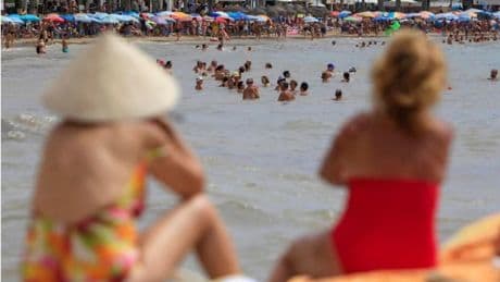 Los médicos destierran la idea de tomar el sol, incluso con crema: "Broncearse es una señal de daño en la piel"