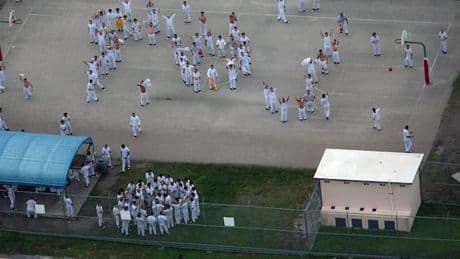 „Wie Hunde essen“ – NGO schildert „unmenschliche“ Bedingungen für Migranten in US-Haft