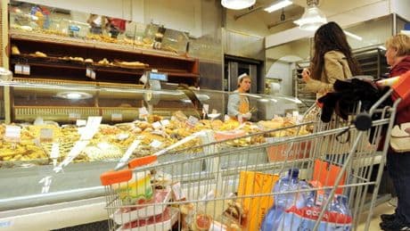 Prezzi spesa, cosa è aumentato? Burro alle stelle, su caffè, latte, uova e record agrumi (+15,8%). «Servono 320 euro in più»