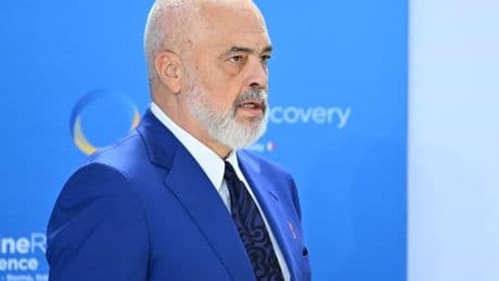 Une première mondiale: l'Albanie nomme un ministre généré par intelligence artificielle, chargé des marchés publics
