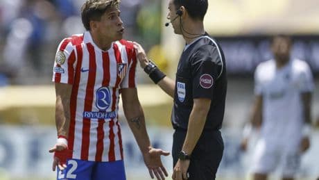 El Atlético vuelve a Madrid indignado con los arbitrajes del Mundial