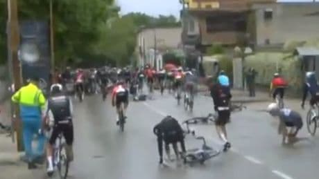 Caos en el Giro de Italia: una caída masiva de hasta 12 corredores obliga a neutralizar la sexta etapa
