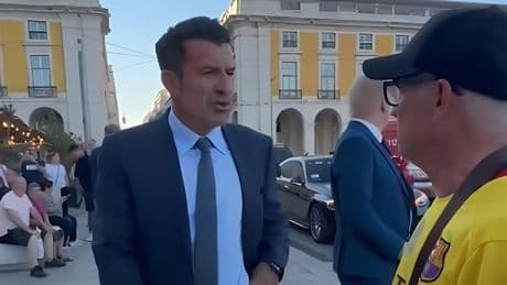Figo se encara en plena calle con un aficionado del Barcelona que le llama traidor