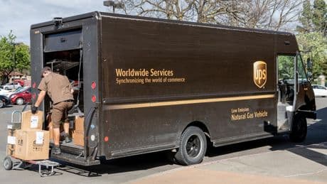 „Liebe diesen Job": Paketbote erklärt, wie er 341 Euro pro Tag verdient