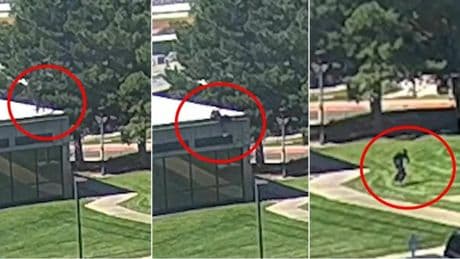 Charlie Kirk, nuovo video del killer in fuga: scappa dal tetto della scuola e corre verso un bosco. L'Fbi diffonde un'altra foto