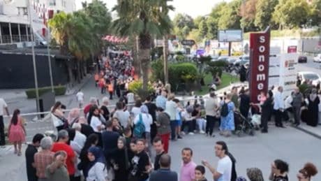 2 paket makarna için 8 saat market sırasında beklediler!