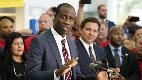 Florida anuncia un plan para eliminar las vacunas obligatorias, que compara con la “esclavitud”