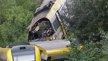 Zugunglück: Einsatzkräfte bergen Waggons von entgleistem Zug in Riedlingen