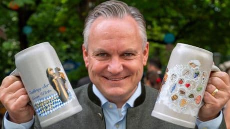 Oktoberfest: Wirtekrug: Münchner Kindl mit Bier und Dackel