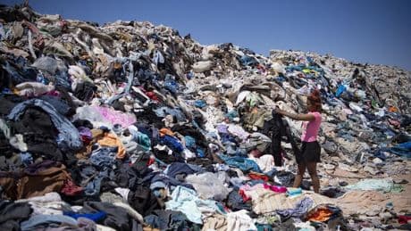 Dans le désert chilien, des décharges de vêtements à ciel ouvert, face cachée de la fast fashion