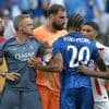 Witheet van woede: opgefokte PSG-coach Luis Enrique valt Chelsea-spits aan na verloren finale