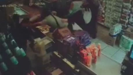 Kasiyere yumruklu saldırı! O anlar kamerada