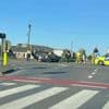 Twee mannen afgevoerd na zware aanrijding waarbij auto op dak belandt: “Vermoedelijk door rood gereden”