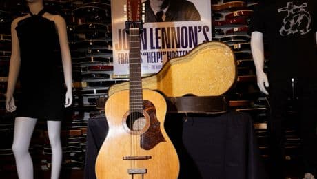 Un hombre encuentra una guitarra de John Lennon en un desván: se vendió por más de 2 millones de euros