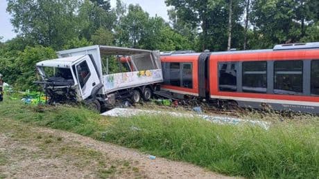 Regionalzug und Lkw stoßen in Bayern zusammen – mindestens zehn Verletzte