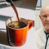 Nieuwe studie toont aan dat alleen vóór 12 uur ‘s middags koffie drinken een positief effect heeft op je hart: wat klopt daarvan?