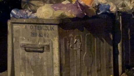 Maaşlar eksik yattı, çöpler toplanmadı