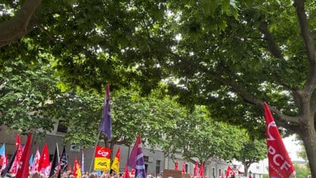 « J’ai vu une dame âgée se faire étrangler et gazée à bout portant » : importante mobilisation à Alès après l’attaque de militants néonazis visant le bar communiste du Prolé