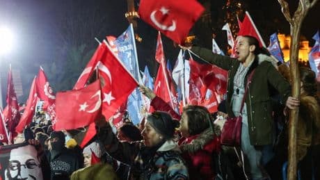 Turquía detiene a 44 opositores más y afianza su deriva autoritaria