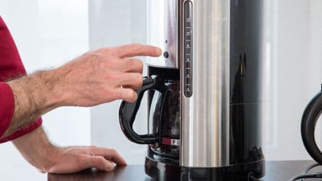 Schimmelgefahr: So oft sollten Sie Ihre Kaffeemaschine reinigen