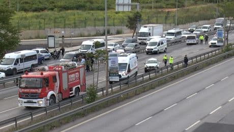 Bariyerlere çarpan otomobil takla atarak savruldu: 1 ölü, 4 yaralı