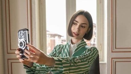 Schoonvader Lily Collins heeft niks met haar serie Emily in Paris: ’Maar ik ben de grootste fan van mijn schoondochter’