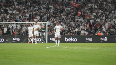 Beşiktaş tribünlerinde 'Sergen Yalçın' sesleri! Taraftarlar takıma tepki gösterdi