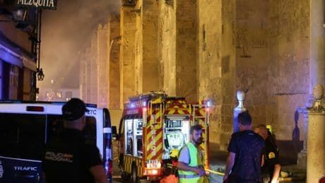 Incendie maîtrisé à la mosquée-cathédrale de Cordoue, le monument sauvé