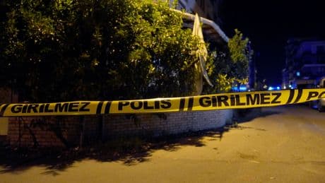 Sultanbeyli'de kafeye silahlı saldırı: Bazı ev ve arabalara kurşun isabet etti